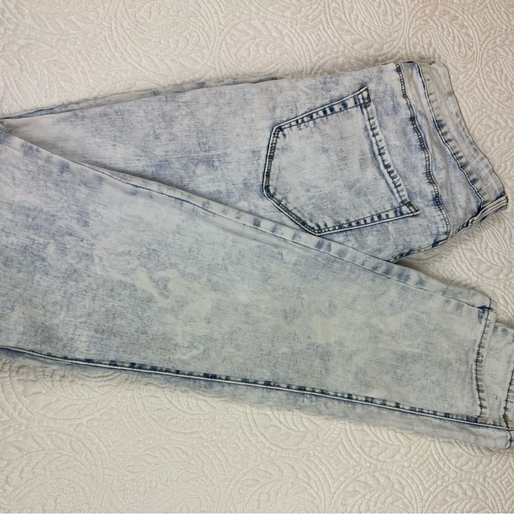 Bullhead Low-rise Skinniest Jean in Acid Wash color size 9 - Picture 12 of 13